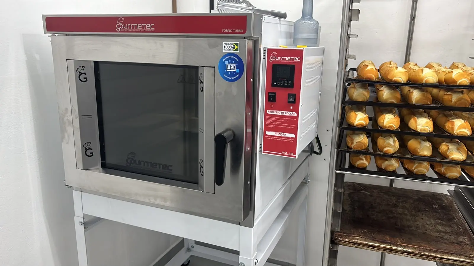Rack de pães dourados dentro do forno (imagem demonstrativa)