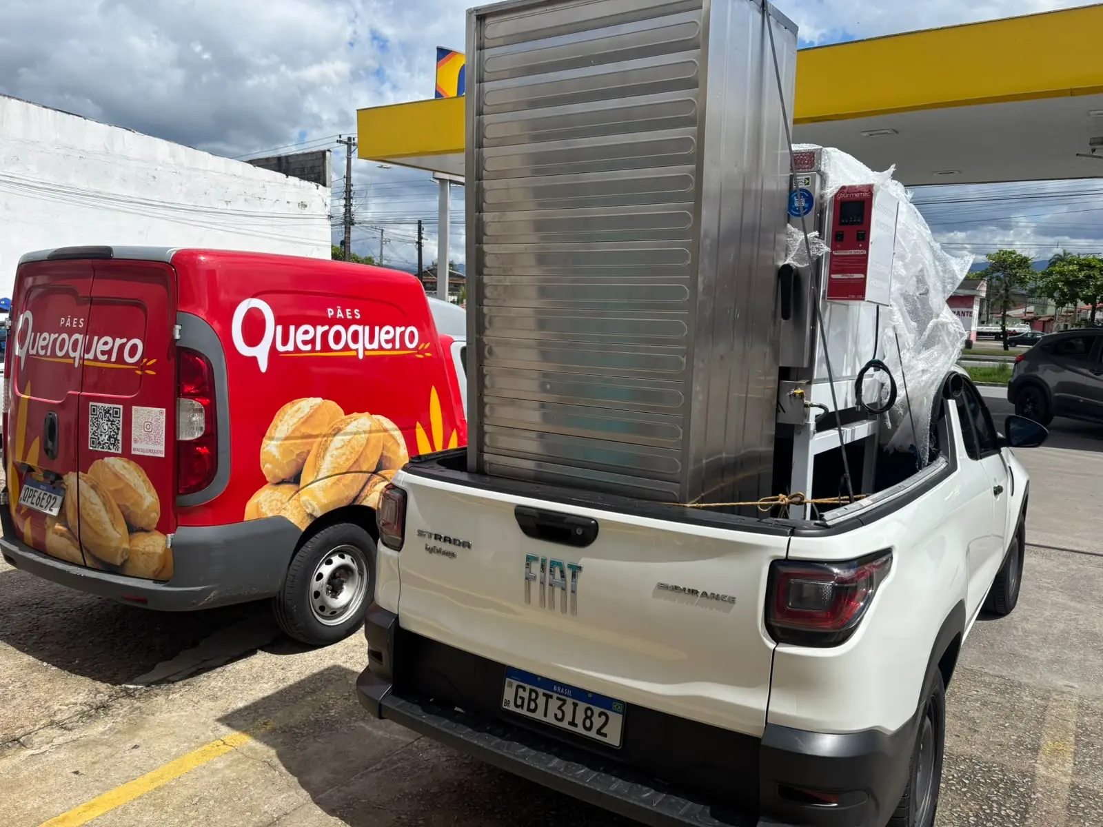 Carro de apoio com equipamento para a operação