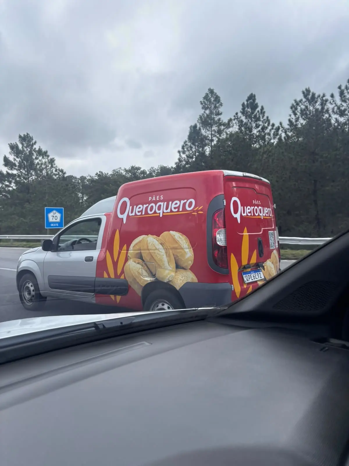Veículo de entrega da Pães Queroquero em estrada